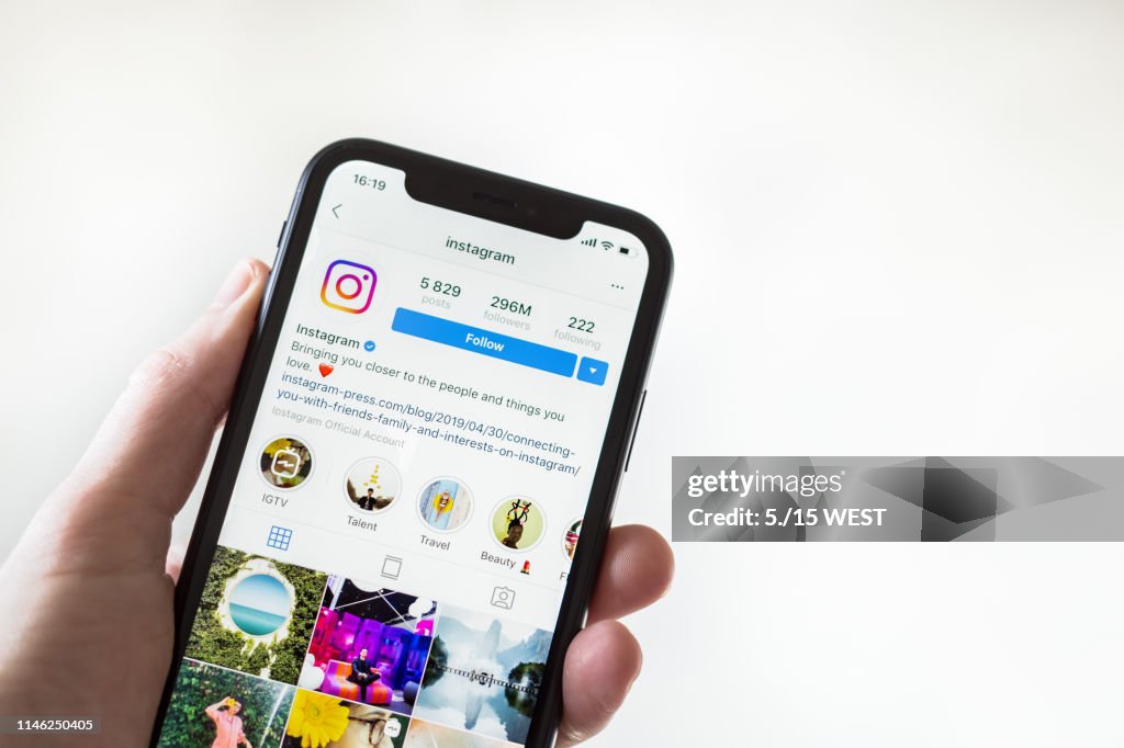 Apple iPhone XR mostrando la aplicación de Instagram en el móvil