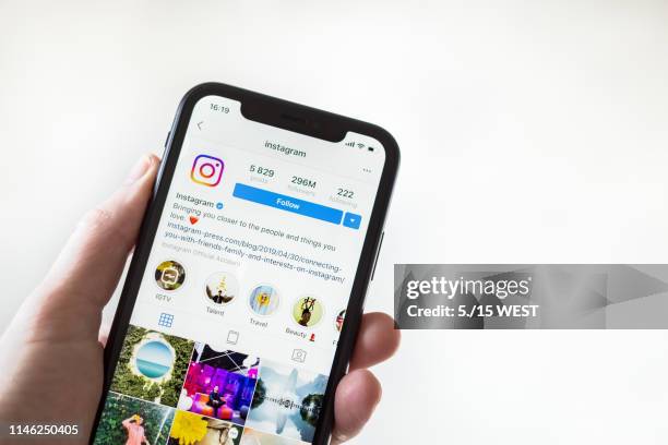 apple iphone xr mostrando la aplicación de instagram en el móvil - medios sociales basados en imágenes fotografías e imágenes de stock
