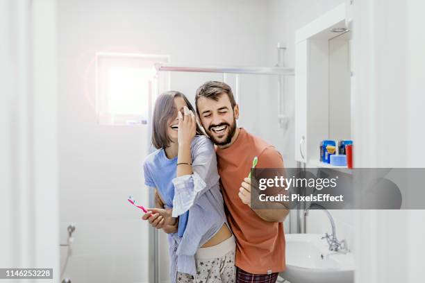 pinsel auf, wenn sie diesen kuss wollen! - couple and kiss and bathroom stock-fotos und bilder