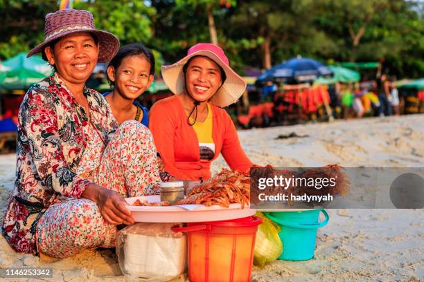 cambodjaanse vrouwen die verse zeekreeften op het strand, sihanoukville, kambodja verkopen - cambodjaanse cultuur stockfoto's en -beelden