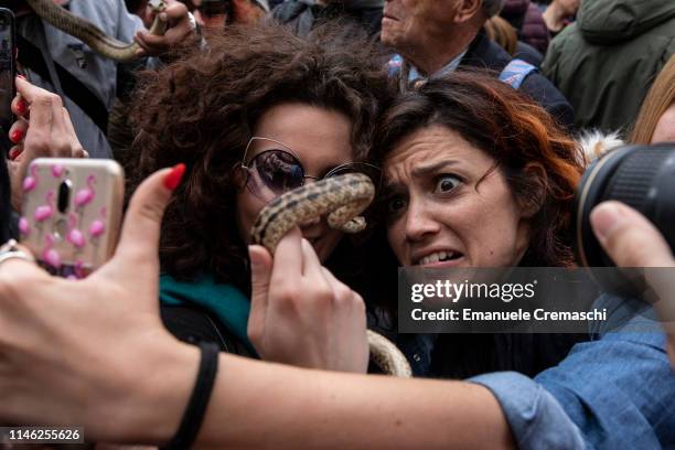 Female Snake Handler 125 Snake Handling Stock Photos, High-Res Pictures, and Images - Getty ...