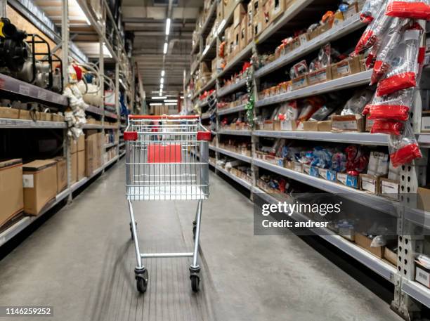 einkaufswagen im baumarkt - baumarkt stock-fotos und bilder