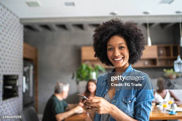 ritratto di una giovane donna sorridente che usa il cellulare - donna sorride cellulare foto e immagini stock