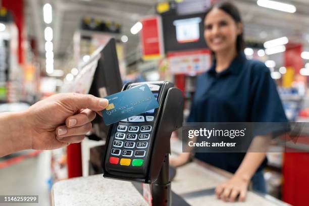 el cliente que realiza un pago inteligente en la ferretería - hardware store fotografías e imágenes de stock