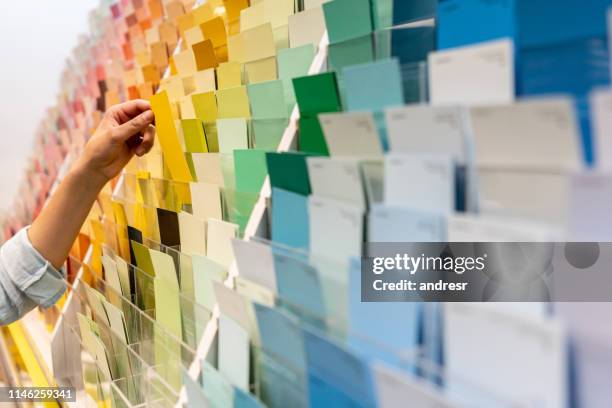 klant die een kleurensteekproef bij een huis verbetering opslag houdt - kiezen stockfoto's en -beelden