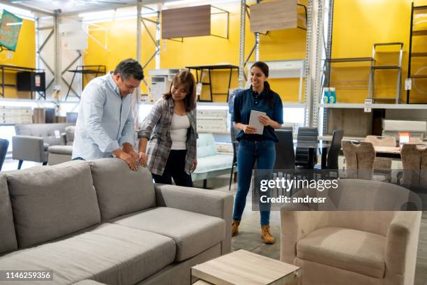 commessa che assiste una coppia in un negozio di miglioramento della casa - mobilio foto e immagini stock