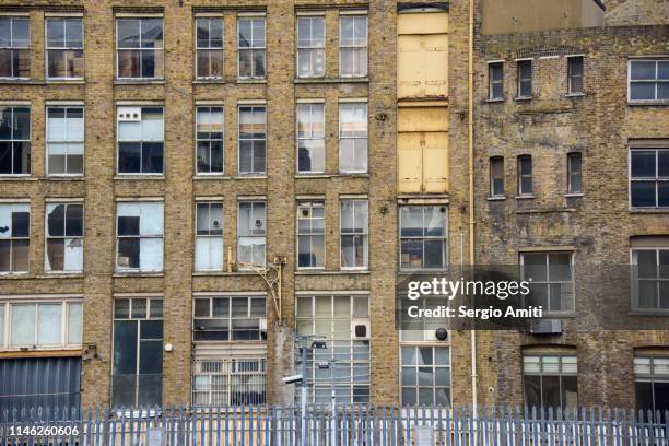 old building with broken windows in london east end - east london london stock-fotos und bilder