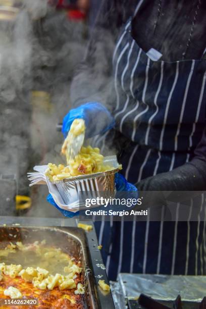 mac & cheese in a foil takeout box - mac-and-cheese-box stock pictures, royalty-free photos & images