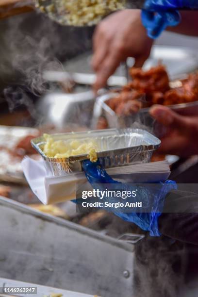 mac & cheese in a foil takeout box - mac-and-cheese-box stock pictures, royalty-free photos & images