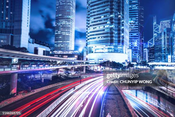 la ciudad nocturna de hong kong - earth mover fotografías e imágenes de stock