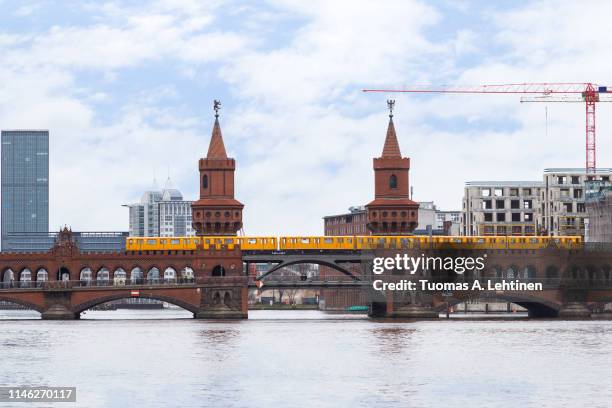u-bahn train, oberbaum bridge and spree river in berlin - spree stock-fotos und bilder