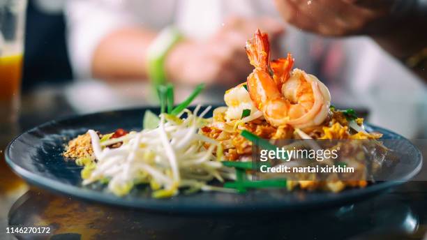 pad thai - thaïse gerechten stockfoto's en -beelden