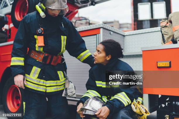 depressief brandweerman na redding operatie - brandweeruniform stockfoto's en -beelden