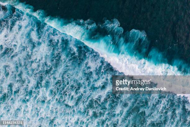 surf de mar desde arriba - vista marina fotografías e imágenes de stock