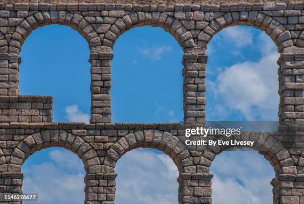 segovia aqueduct - aqueduct stockfoto's en -beelden