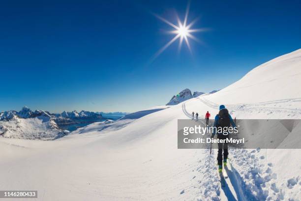 ski touring in het eeuwige ijs, lofoten-noorwegen - winter stockfoto's en -beelden