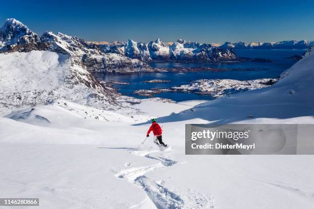 esqui downhill-powder skitorando em lofoten-noruega - marca de esqui - fotografias e filmes do acervo