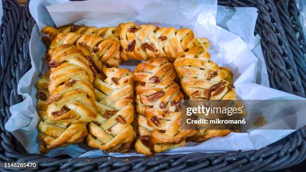 sweet maple pecan danish in store - deens broodje stockfoto's en -beelden