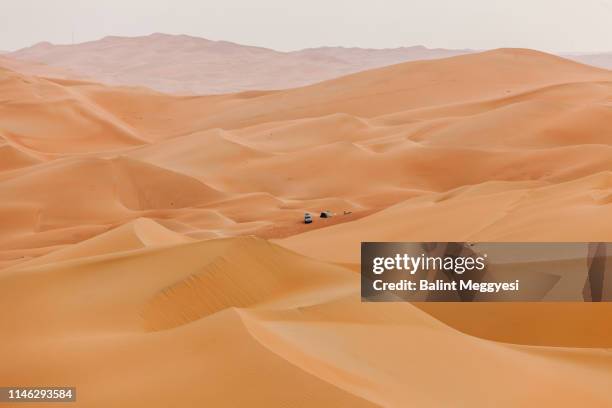 liwa desert - liwa desert stock pictures, royalty-free photos & images