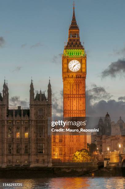 nachtzicht van de houses of parliament, de big ben en de thames river in de city of westminster, londen, engeland, uk. - houses of parliament london stockfoto's en -beelden