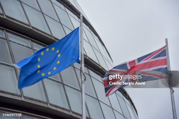 the european union and the british flags - brexit stockfoto's en -beelden