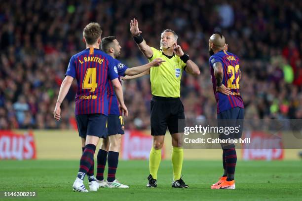 Match Referee Bjorn Kuipers speaks with Ivan Rakitic of Barcelona,Jordi Alba of Barcelona and Arturo Vidal of Barcelona during the UEFA Champions...