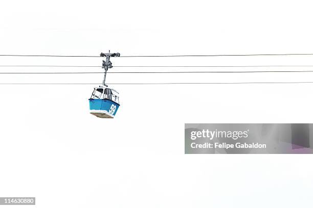 running on empty - cable-de-acero fotografías e imágenes de stock