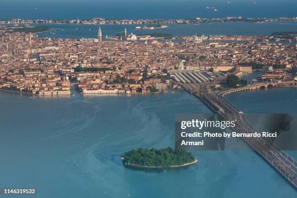 landing at venice airport - venice airport stock pictures, royalty-free photos & images