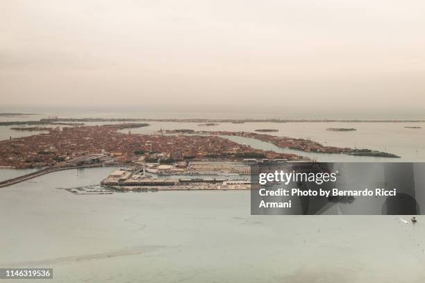 landing at venice airport - venice airport stock pictures, royalty-free photos & images