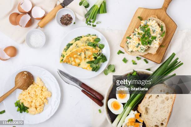 breakfast table, egg dishes - eierkuchen speise stock-fotos und bilder