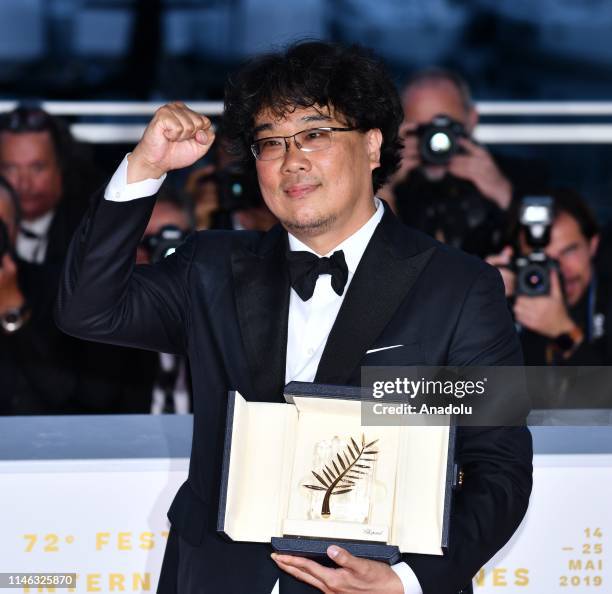 South Korean director Bong Joon-ho poses with his Palme d'Or for the movie 'Parasite' during the Award Winners photocall at the 72nd annual Cannes...