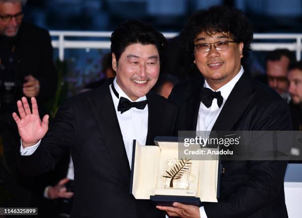 South Korean director Bong Joon-ho poses with his Palme d'Or for the movie 'Parasite' with South Korean actor Song Kang-ho during the Award Winners...