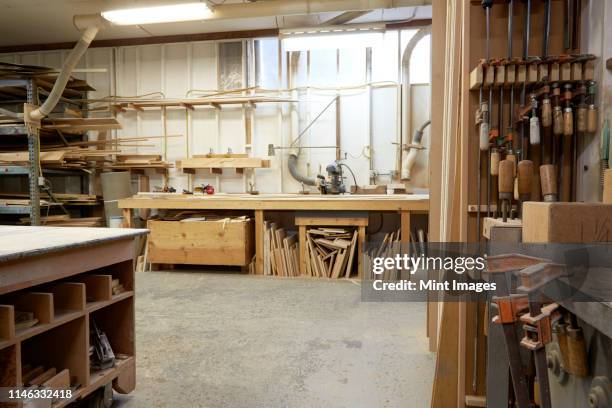 wood, workbenches and tools in workshop - atelier de menuiserie photos et images de collection