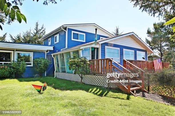 deck and backyard of modern house - backyard deck stockfoto's en -beelden