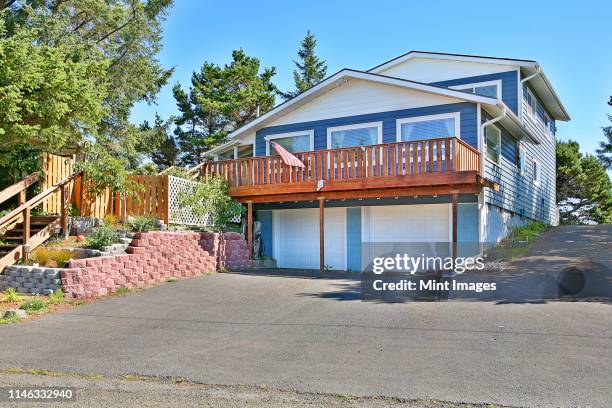 garage and deck of suburban house - empty driveway stock pictures, royalty-free photos & images