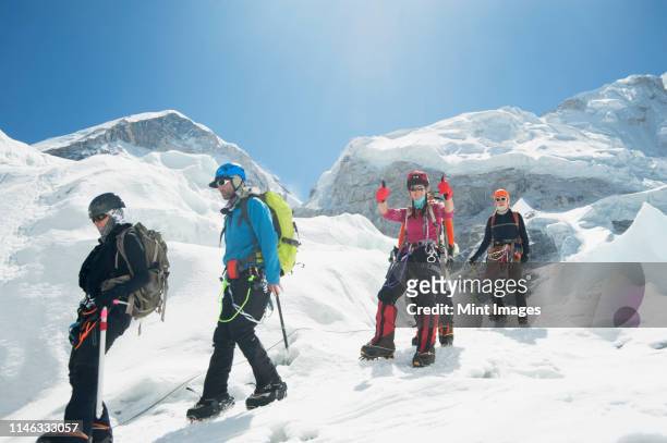 hikers backpacking on mountain, everest, khumbu region, nepal - eisberg stockfoto's en -beelden