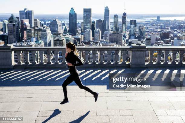 caucasian woman running in city - montreal city fotografías e imágenes de stock