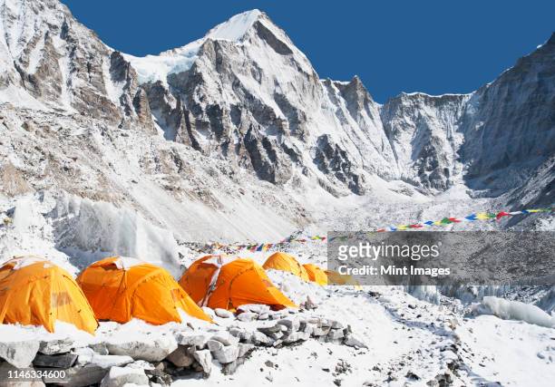 base camp tents, everest, khumbu region, nepal - nepali flag stock-fotos und bilder