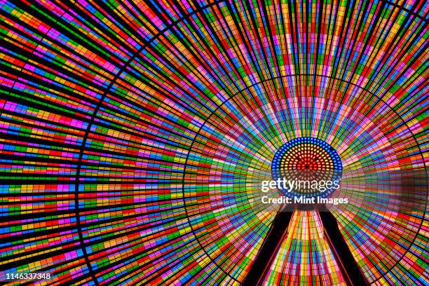 spinning ferris wheel illuminated at night - noria fotografías e imágenes de stock