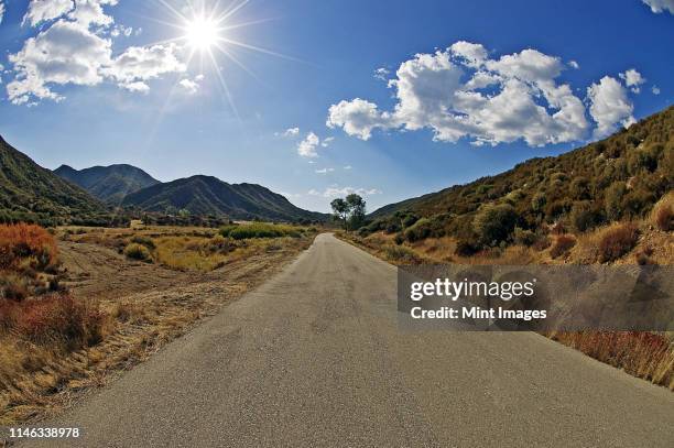 sunny mountain road - ojai california photos et images de collection