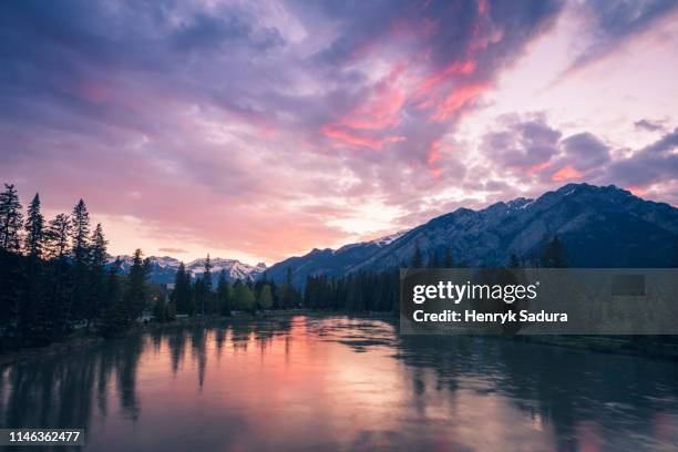 bow river at sunset in banff national park, alberta, canada - sulphur mountain fotografías e imágenes de stock