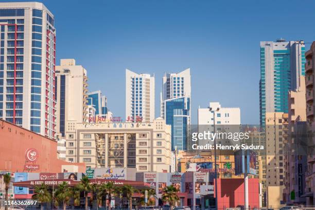 city skyline in manama, bahrain - bahrain stock-fotos und bilder
