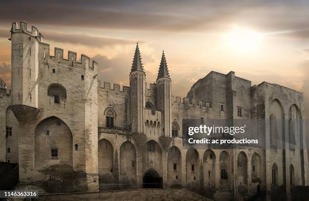 palais des papes at sunset in avignon, france - castle photos et images de collection