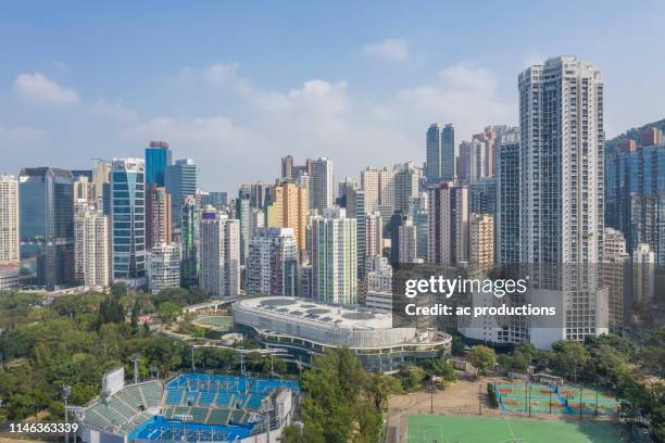 city skyline by sports stadiums in hong kong, china - stadium hong kong stockfoto's en -beelden