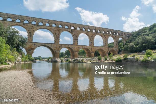 pont du gard over gardon river in vers-pont-du-gard, france - aqueduct stockfoto's en -beelden