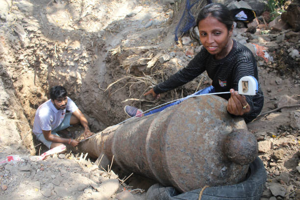 Work to remove six out of 13 cannons in Kopri has begun; it will take two days for the work to complete and 18 century old cannons to be restored, on...
