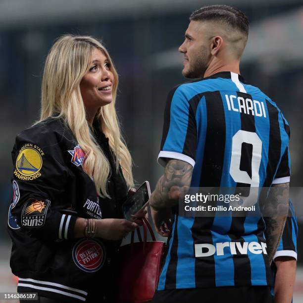 Mauro Emanuel Icardi of FC Internazionale speaks with his wife Wanda Nara at the end of the Serie A match between FC Internazionale and Empoli FC at...
