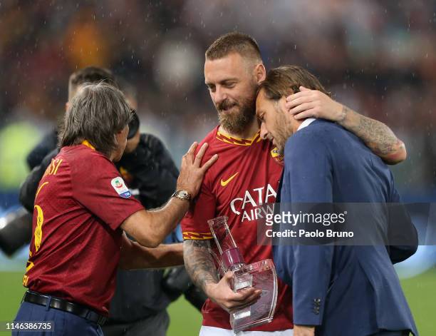 Daniele De Rossi of AS Roma embraces Francesco Totti after his last match of the Serie A between AS Roma and Parma Calcio at Stadio Olimpico on May...