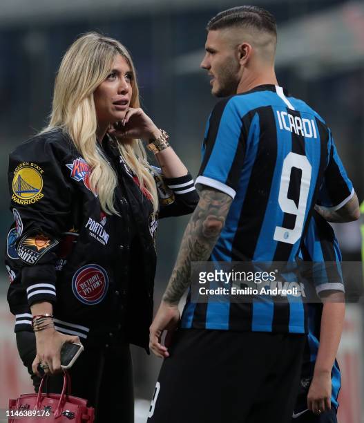 Mauro Emanuel Icardi of FC Internazionale speaks with his wife Wanda Nara at the end of the Serie A match between FC Internazionale and Empoli FC at...