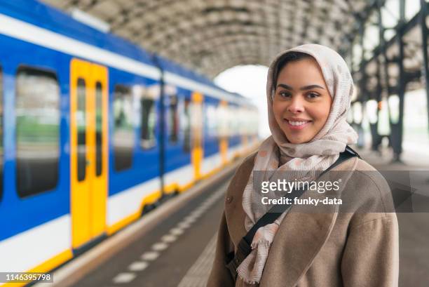 joven musulmana holandesa - trein nederland fotografías e imágenes de stock